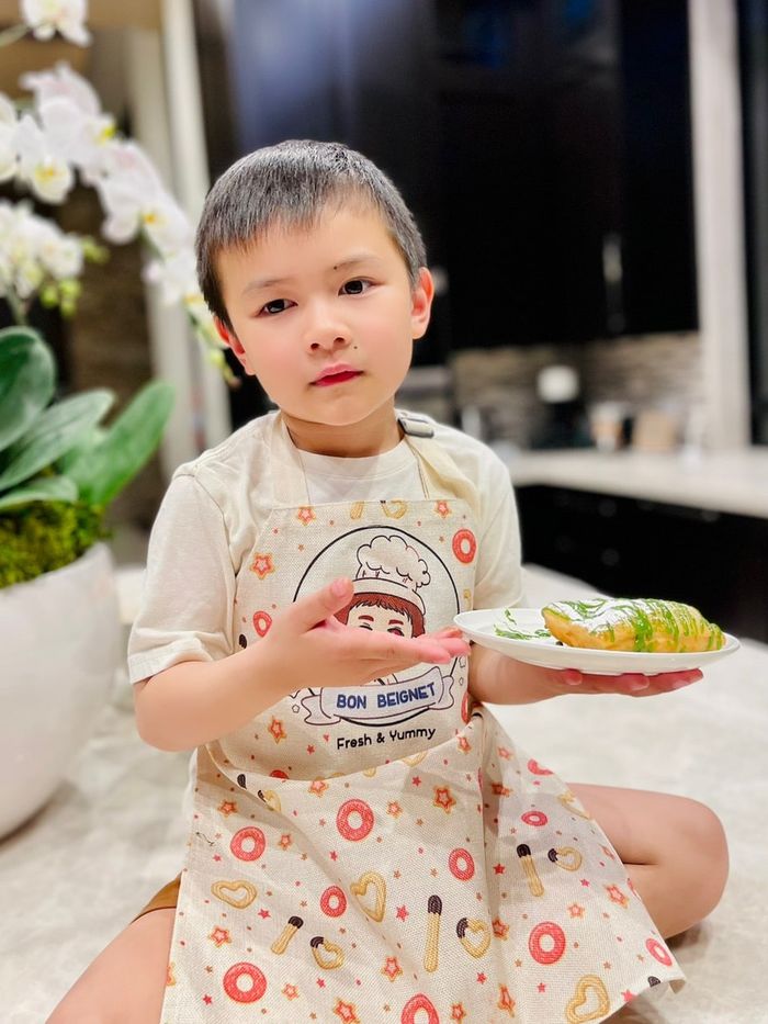 Chỉ mới 5 tuổi, rich kid nhà Đan Trường đã phụ mẹ việc nhà thuần thục