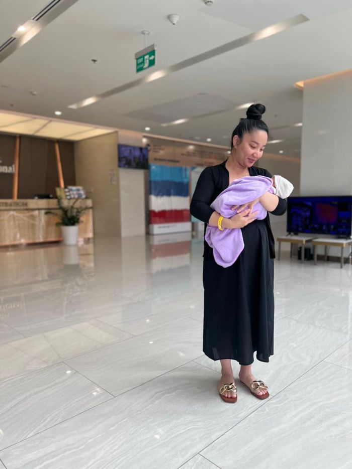 Chồng bận chạy show, vợ Lê Dương Bảo Lâm tự xuất viện sau sinh