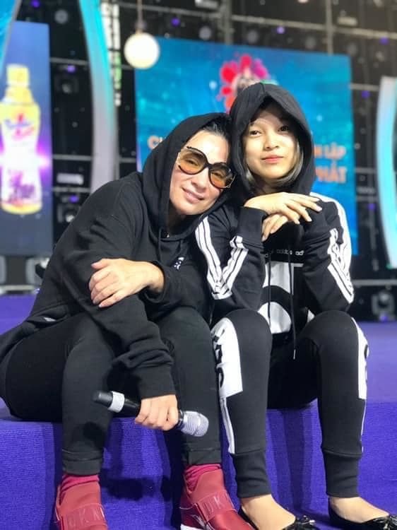 Con gái nuôi Phi Nhung hoàn thành ước mơ hát tưởng nhớ mẹ