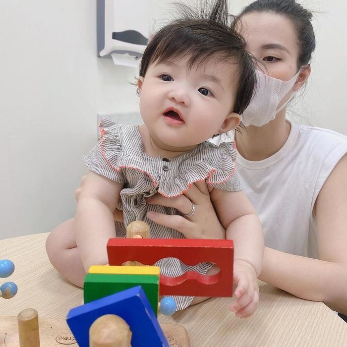 Con sao Việt đi tiêm ngừa: Quý tử nhà Chi Bảo sốt vẫn ngoan