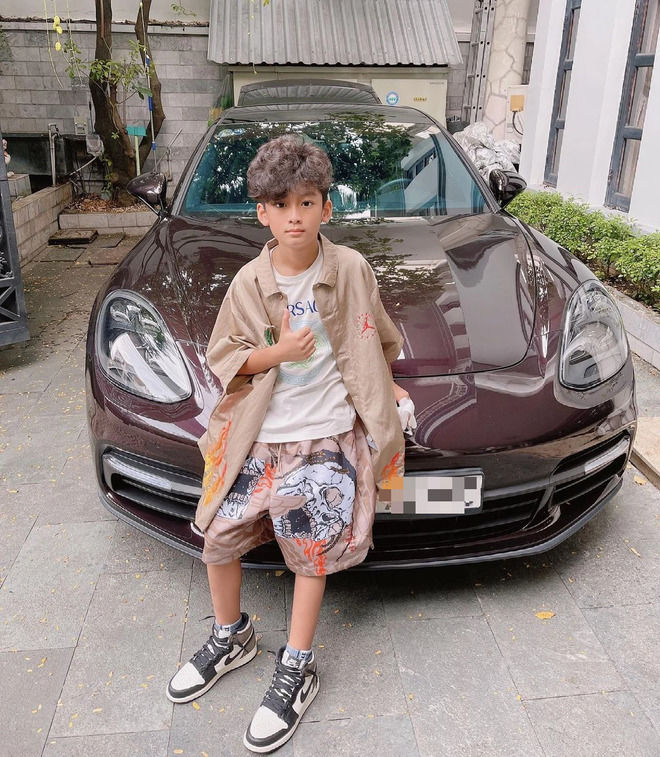 Con sao Việt du lịch bằng phi cơ riêng: Việt Hương chiều ái nữ