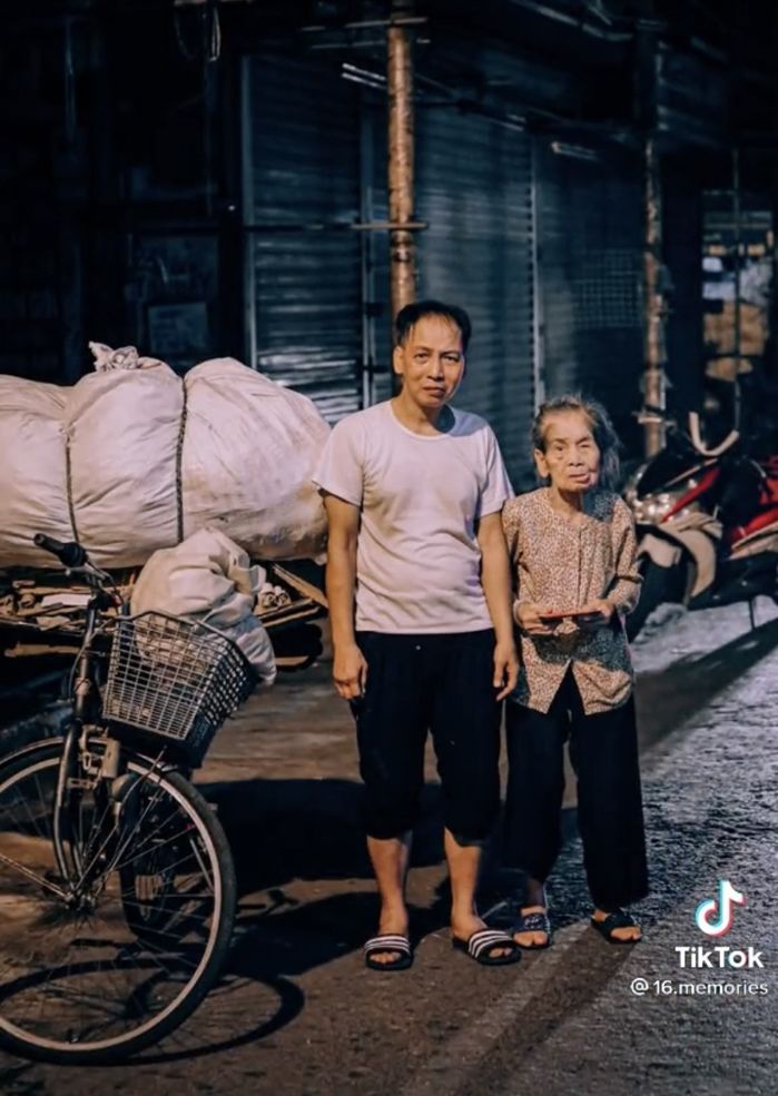 Con trai 54 tuổi nhặt phế liệu nuôi mẹ già 82 tuổi: Vợ bỏ vì nghèo