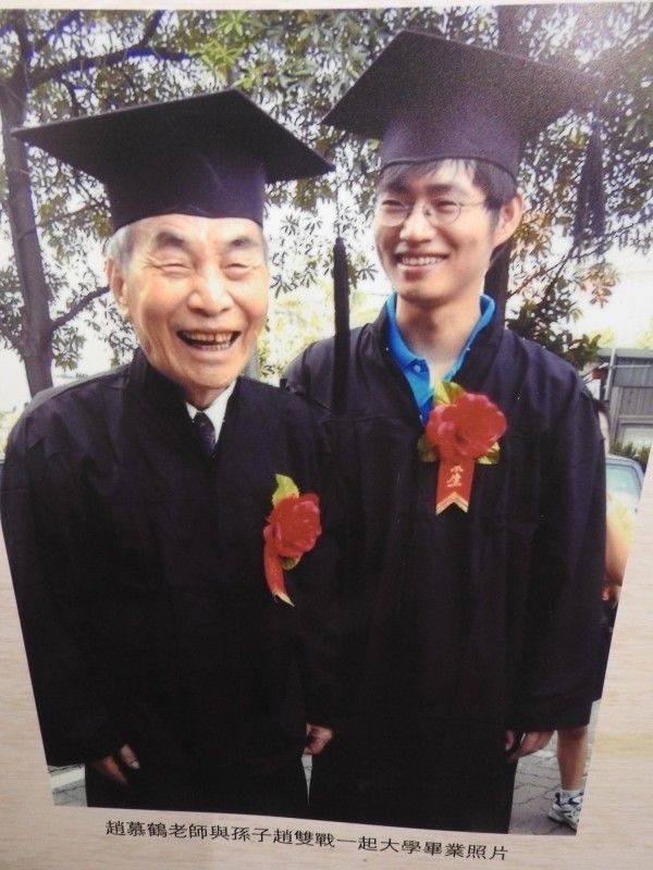 Cụ ông đỗ Đại học ở tuổi 88, lấy bằng Thạc sĩ khi gần 100 tuổi