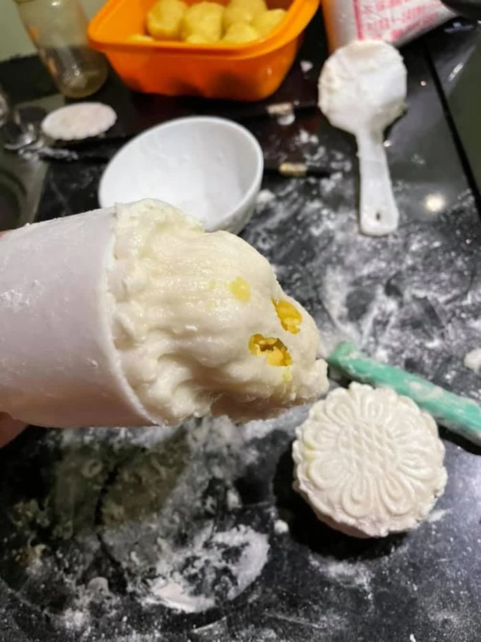 Cười xỉu trước những màn làm bánh Trung thu chuẩn đầu bếp 5 sao