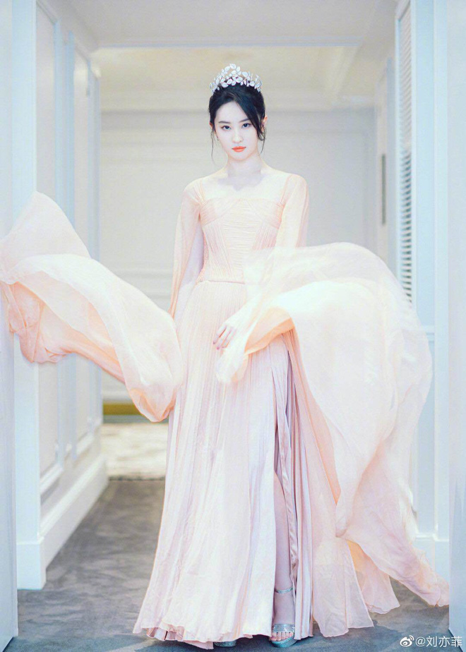 Đã mắt với BST toàn váy chuẩn vibe tiên tử của Lưu Diệc Phi