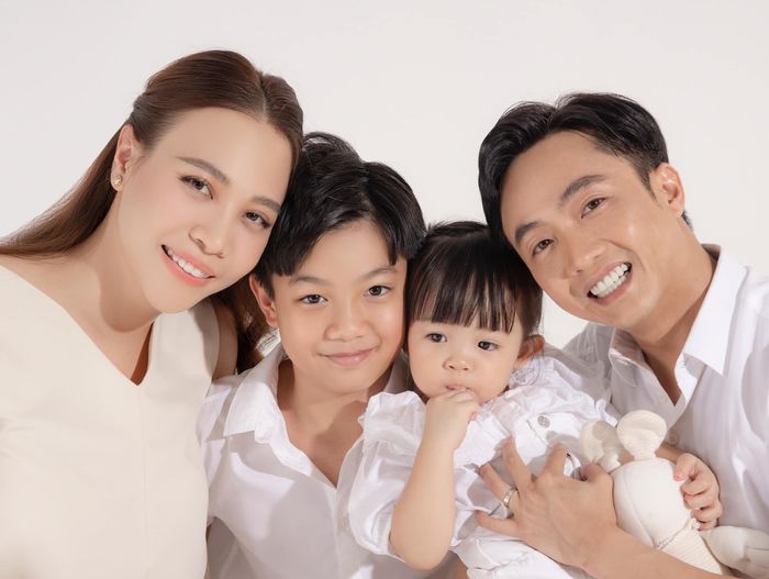 Đàm Thu Trang dành cho Subeo cử chỉ ân cần trong khung ảnh gia đình