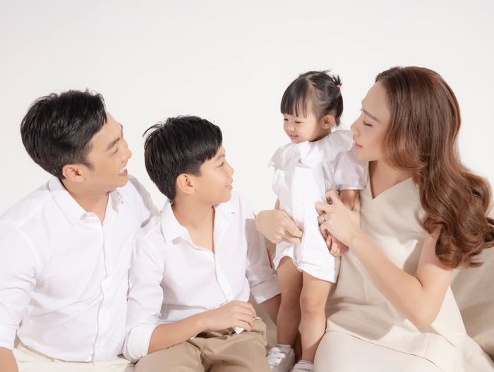Đàm Thu Trang dành cho Subeo cử chỉ ân cần trong khung ảnh gia đình