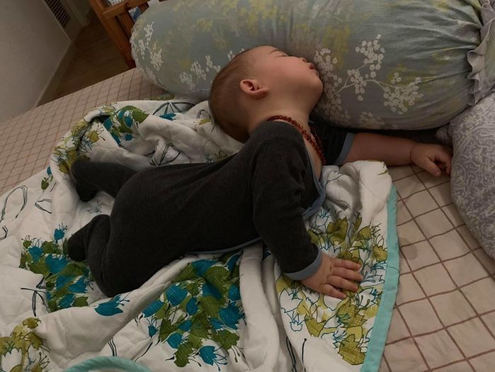 Những dáng ngủ đỡ không nổi của các nhóc tỳ: Đang ngủ tưởng tập yoga