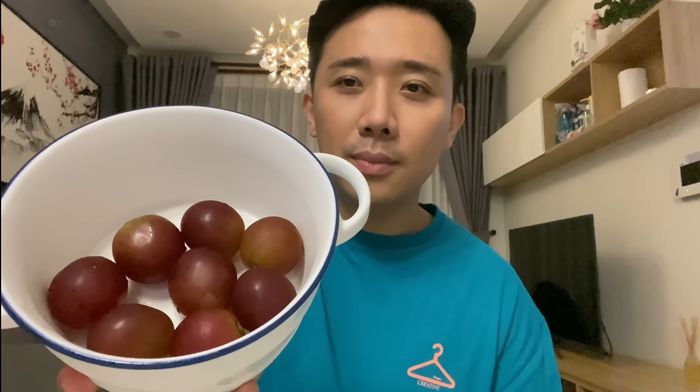 Đập hộp chùm nho giá bình dân chỉ 11 triệu: Trấn Thành cũng từng mê