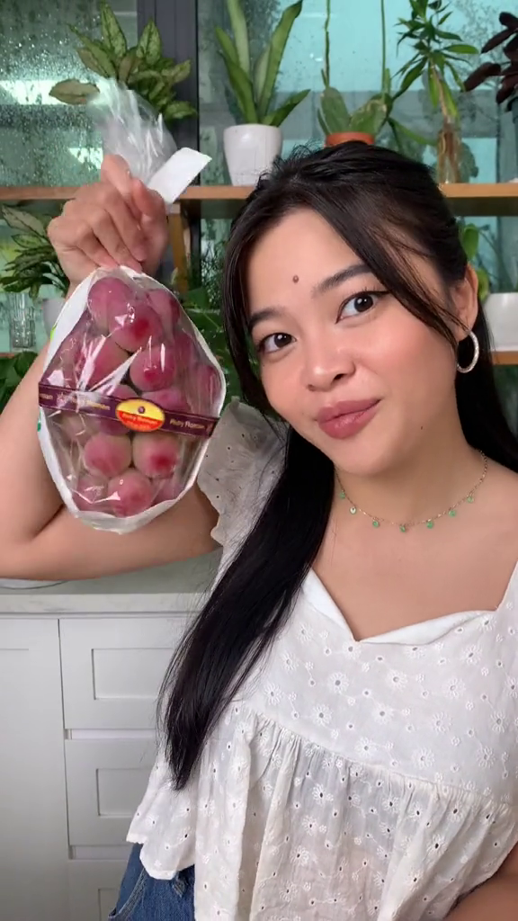 Đập hộp chùm nho giá bình dân chỉ 11 triệu: Trấn Thành cũng từng mê
