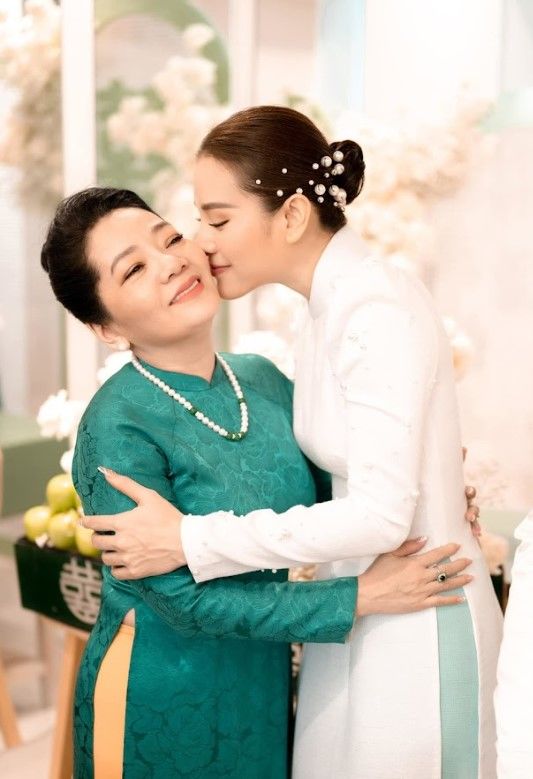 Dâu Việt được mẹ chồng cưng hết sảy: Lê Phương và mẹ chung sở thích