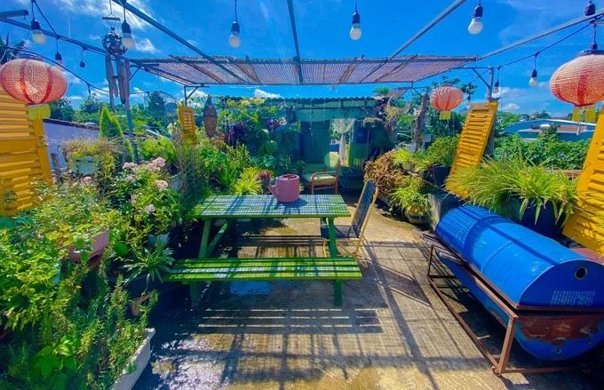Đôi vợ chồng chi gần 70 triệu cải tạo sân thượng thành khu nghỉ dưỡng