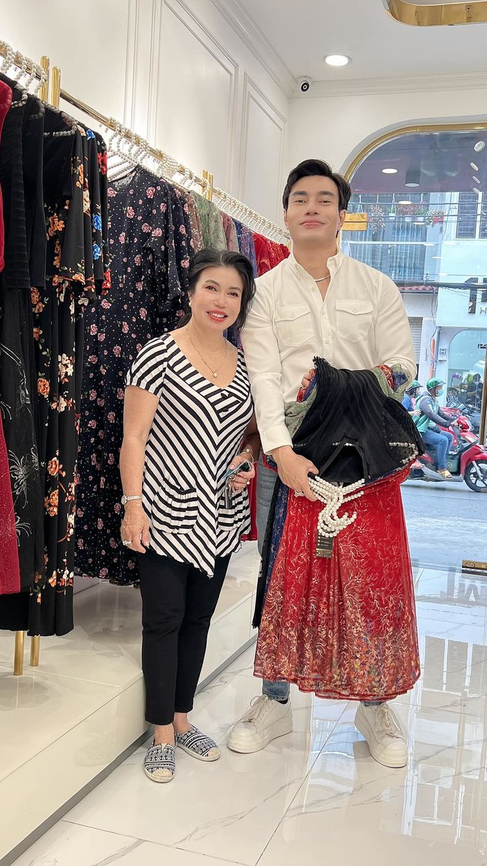 Dương Lâm tiệc tùng ở Đà Nẵng còn cosplay ảnh gia đình 23 năm trước
