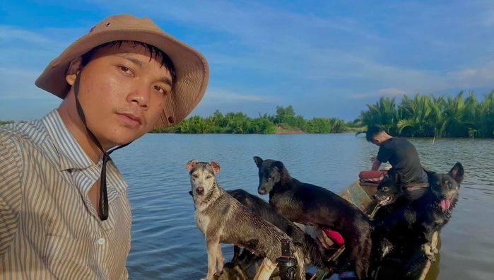 Chàng trai trẻ bỏ phố về quê gắn bó với những chú chó cỏ