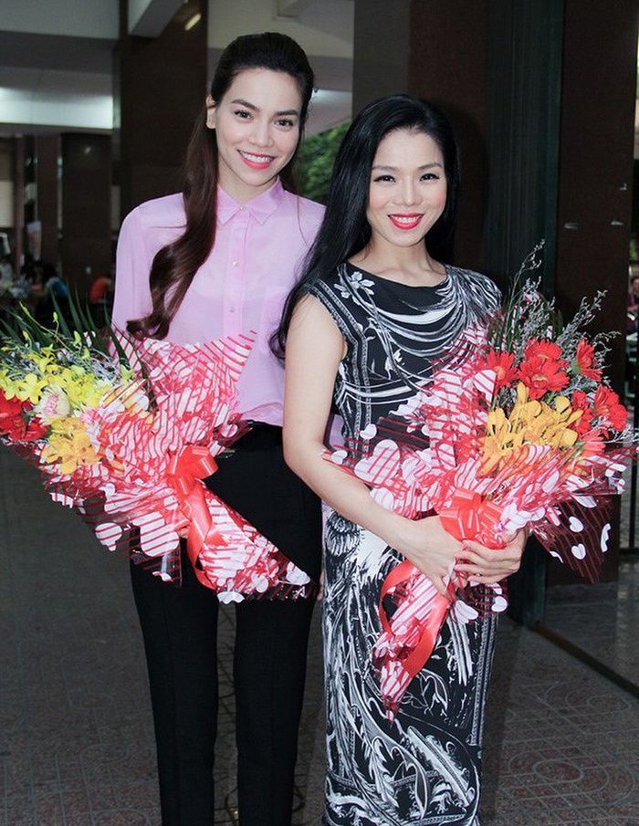 Hội chị em cây khế khi Hà Hồ biểu diễn: Quế Vân lướt điện thoại