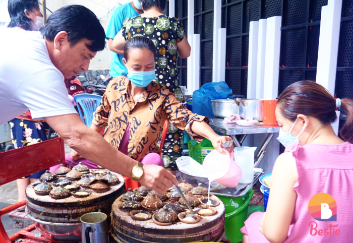Hàng bánh căn 50 năm giữa phố Bùi Viện: 3 giờ bán hơn 2000 cái/ngày