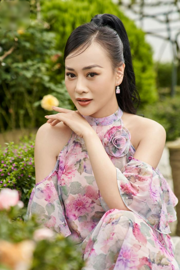 Hậu công khai hẹn hò, Phương Oanh đợi thời gian trả lời tất cả