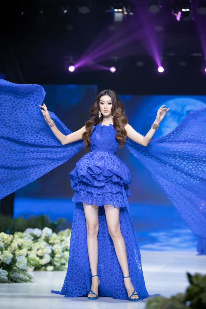 Hết nhiệm kỳ Hoa hậu Khánh Vân đắt show chóng mặt, làm vedette đẹp xỉu
