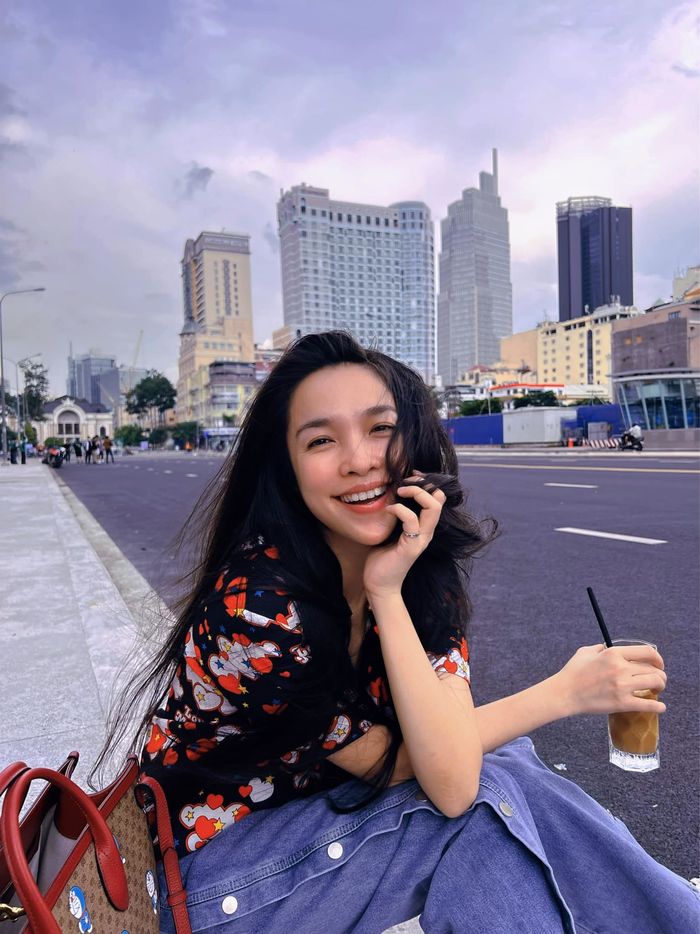 Hiền Thục 41 tuổi cứ lên hình là bị nhầm chị của con gái
