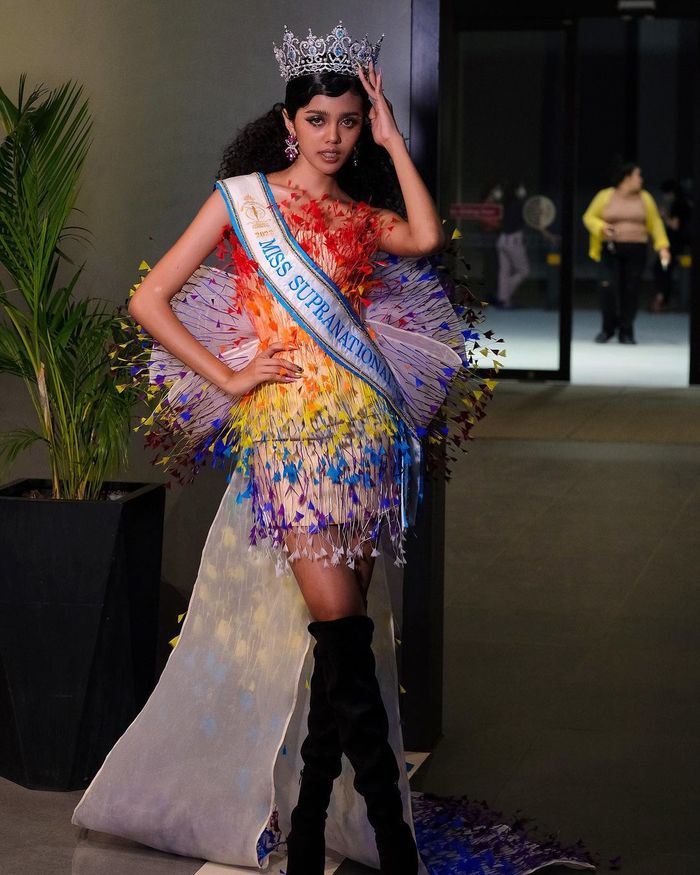 Hoa hậu Campuchia đạo nhái bộ váy 600 triệu của NTK Việt