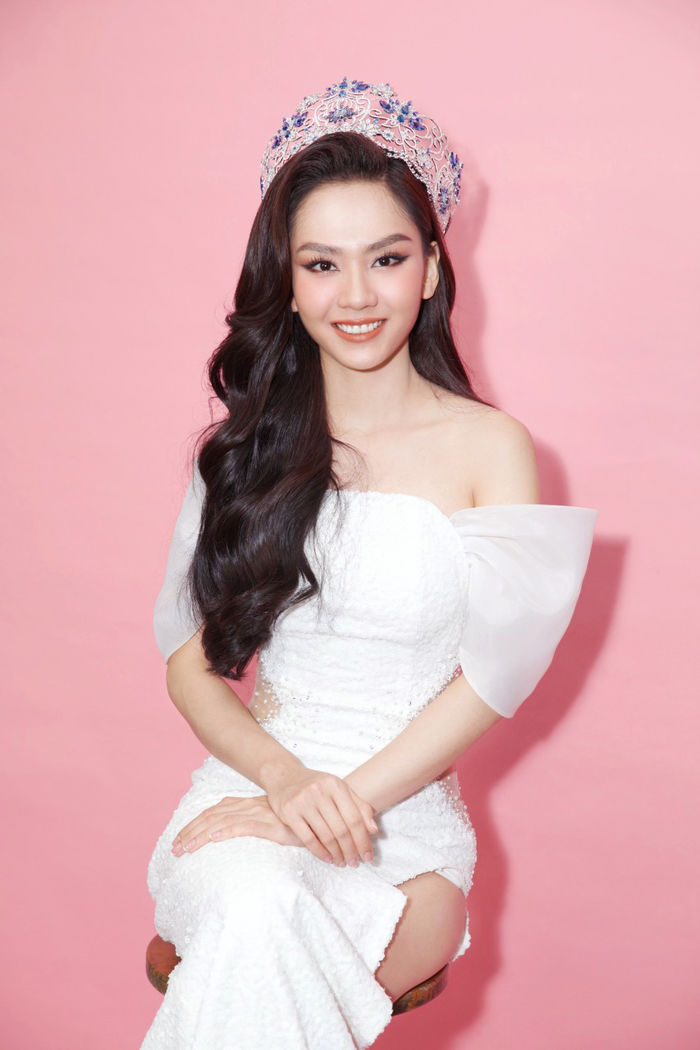 Hoa hậu Mai Phương xin lỗi mẹ vì bỏ du học, bắt xe bus đi học catwalk