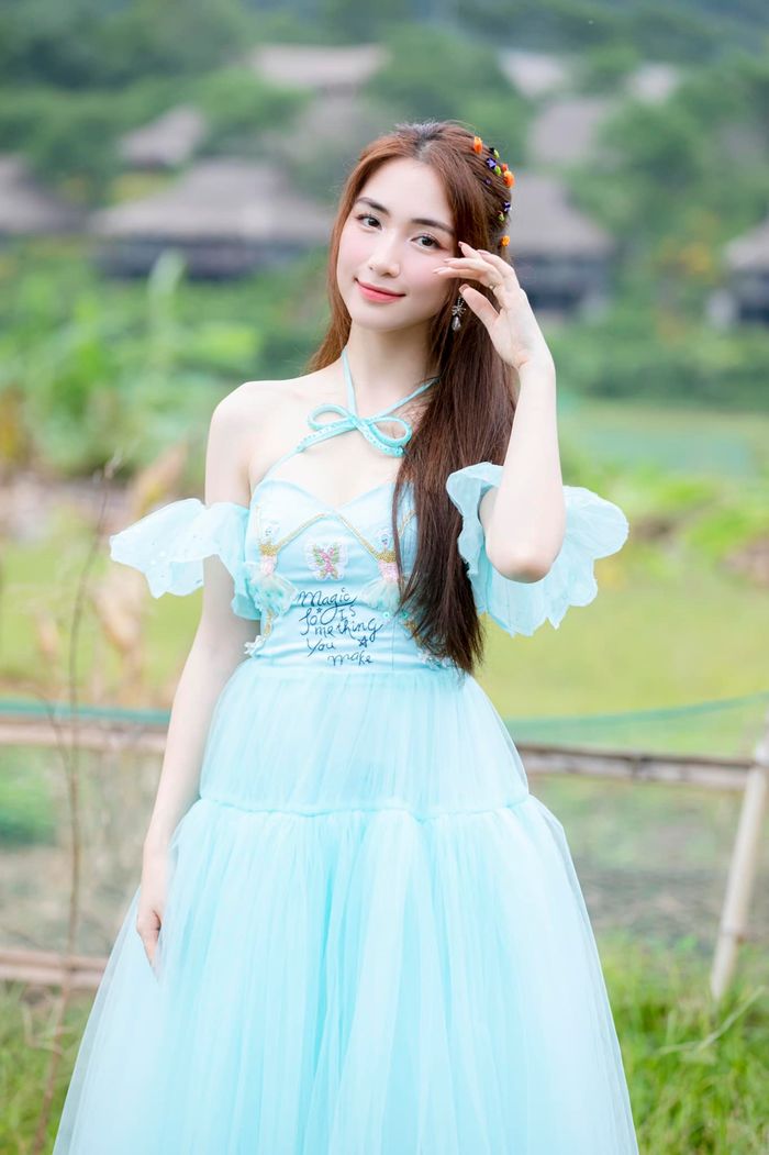 Hòa Minzy mê váy giá mềm mix phụ kiện trăm triệu: Outfit nào cũng mê