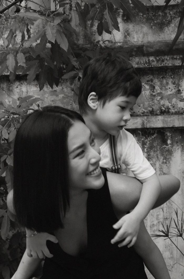 Hoàng Oanh tung bộ ảnh mẹ đơn thân: Bé Max ngày càng ra dáng soái ca