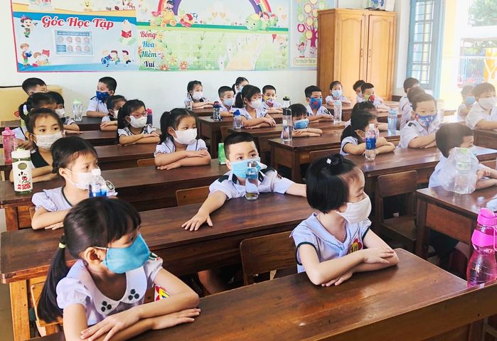 Xôn xao học sinh lớp 1 nhập học tự mua bàn ghế, ai ngồi thì nấy mua