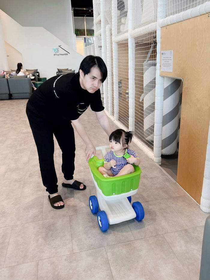 Hội những ông bố chiều con nhất Vbiz: Ông Cao Thắng đeo cả kẹp nơ