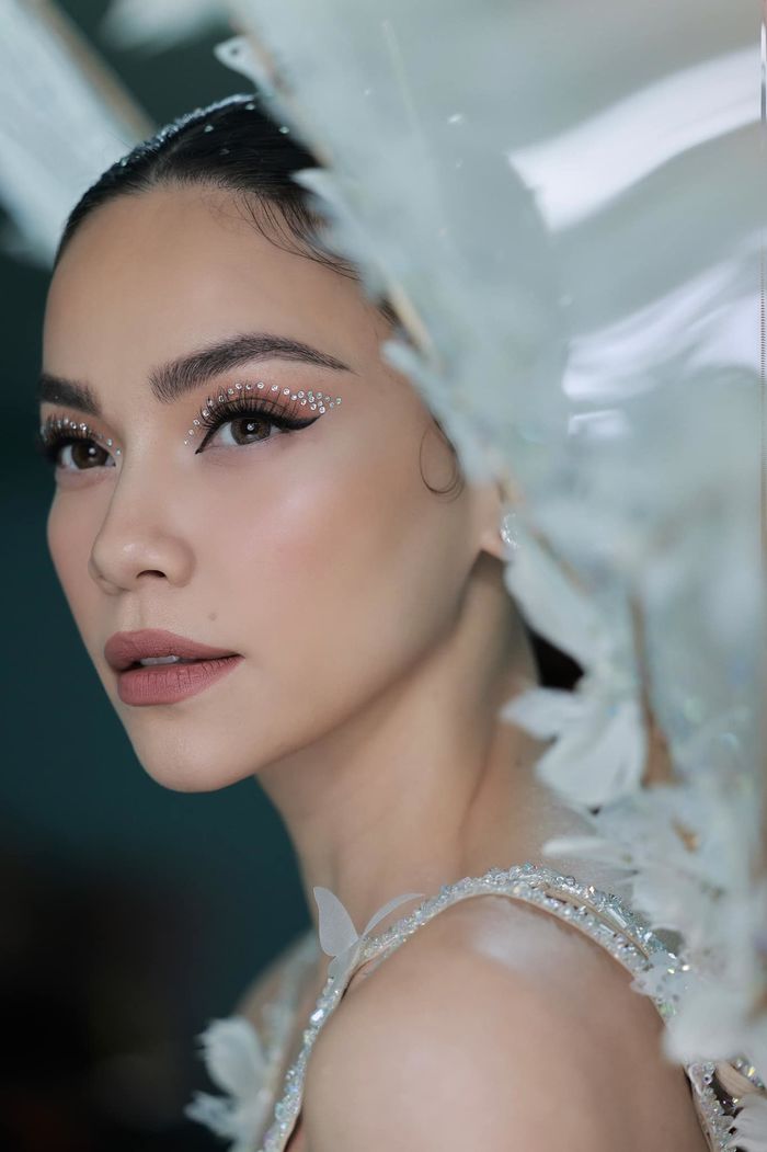 Hội chị em cây khế khi Hà Hồ biểu diễn: Quế Vân lướt điện thoại
