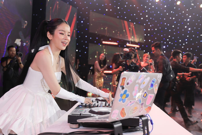 Hồng Thanh - Mie đứng chung sân khấu: Anh hát em đàn, ngỡ đâu dâu rể