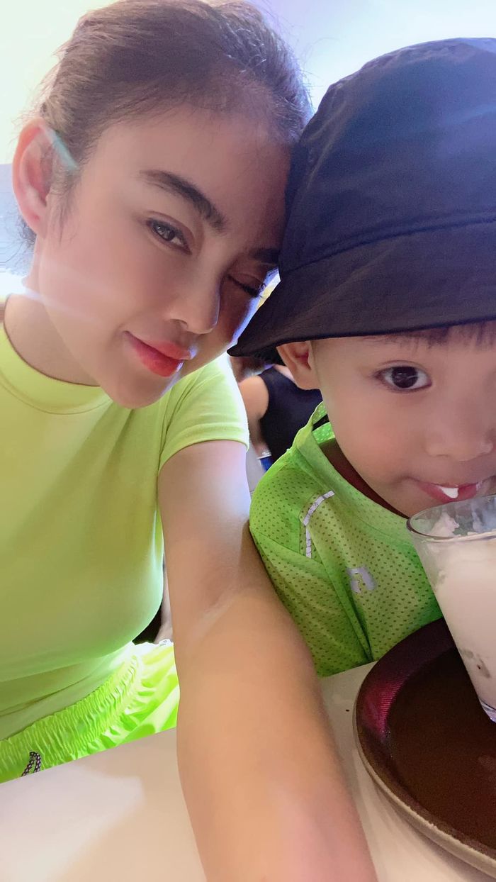Hot girl ăn chơi nhất Việt Nam: Li hôn chồng và tự chủ nuôi con trai