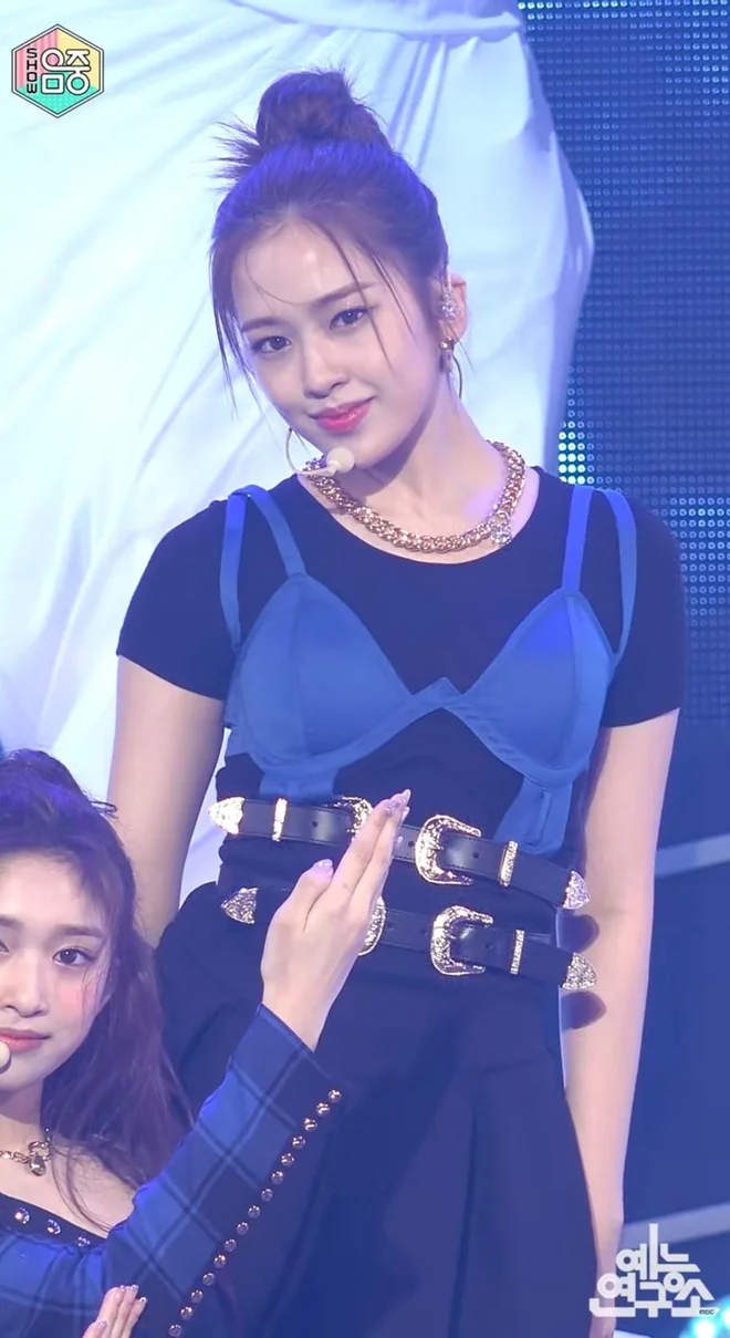 Idol diện item như bra lên sân khấu: Loạt mỹ nhân TWICE gây tranh cãi