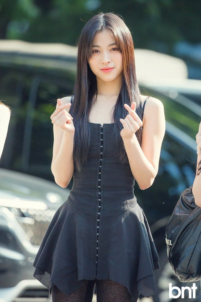 Idol Kpop có vibe gà cưng của YG Entertainment, ai cũng xuất sắc