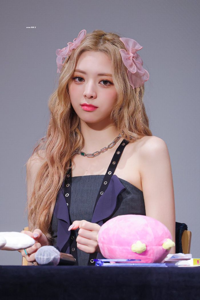 Idol nữ cân đẹp tóc đen và tóc vàng: Winter lúc nào cũng xinh xỉu