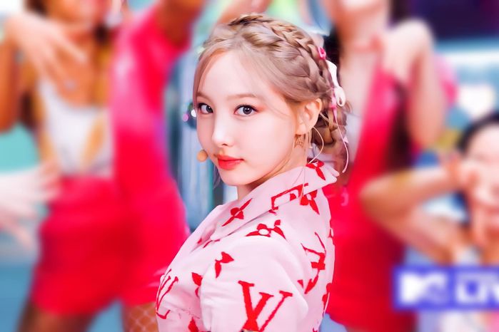 Idol nữ cân đẹp tóc đen và tóc vàng: Winter lúc nào cũng xinh xỉu