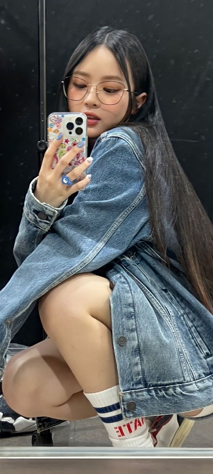 Idol nữ Gen 4 toàn thánh selfie trước gương: Wonyoung xinh hết nấc