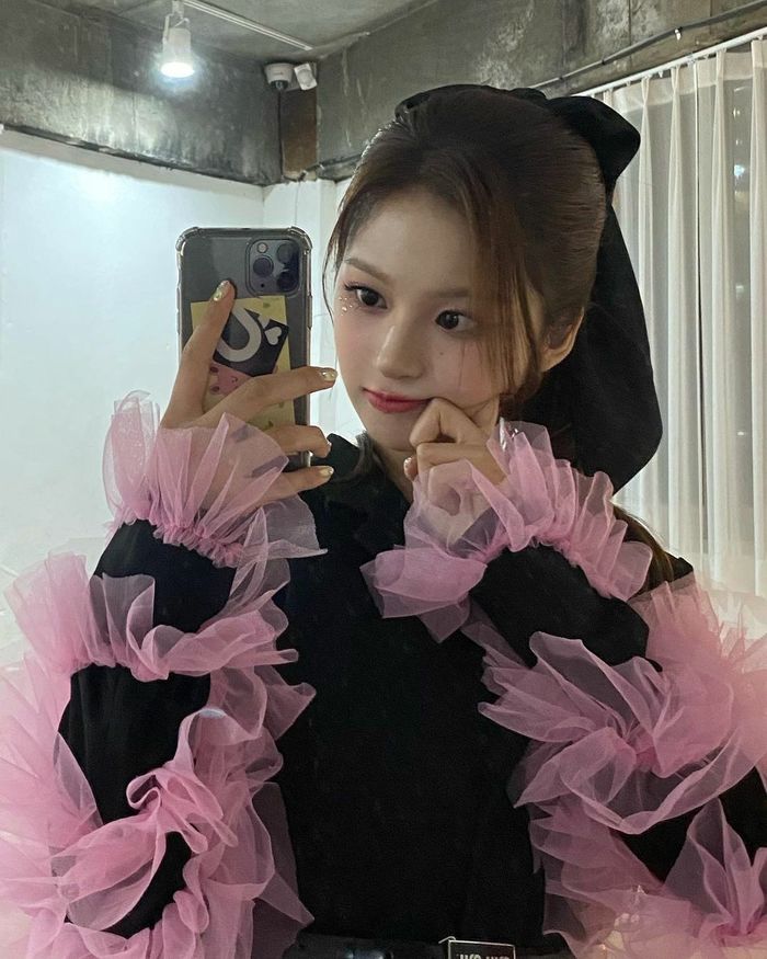 Idol nữ Gen 4 toàn thánh selfie trước gương: Wonyoung xinh hết nấc