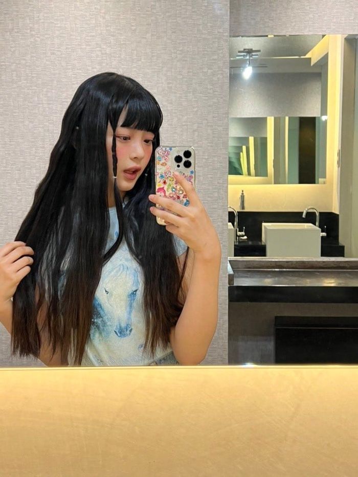 Idol nữ Gen 4 toàn thánh selfie trước gương: Wonyoung xinh hết nấc