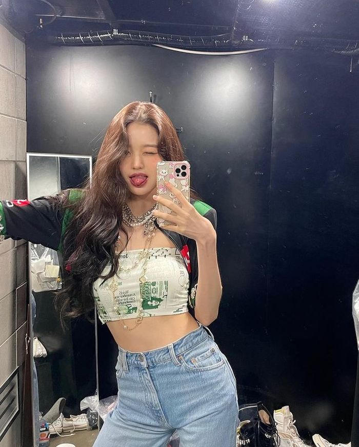 Idol nữ Gen 4 toàn thánh selfie trước gương: Wonyoung xinh hết nấc