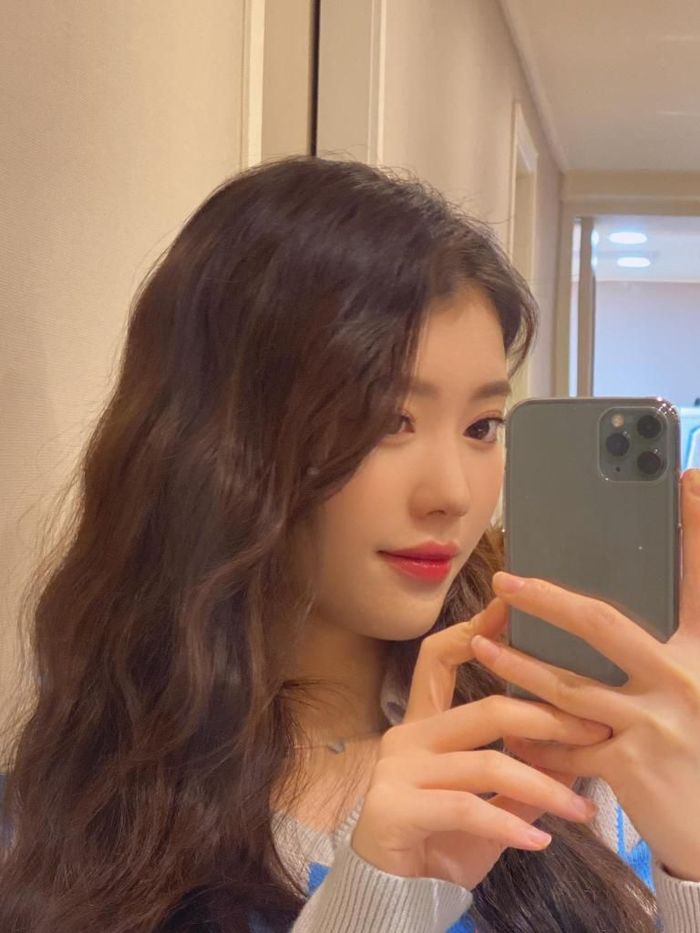 Idol nữ Gen 4 toàn thánh selfie trước gương: Wonyoung xinh hết nấc