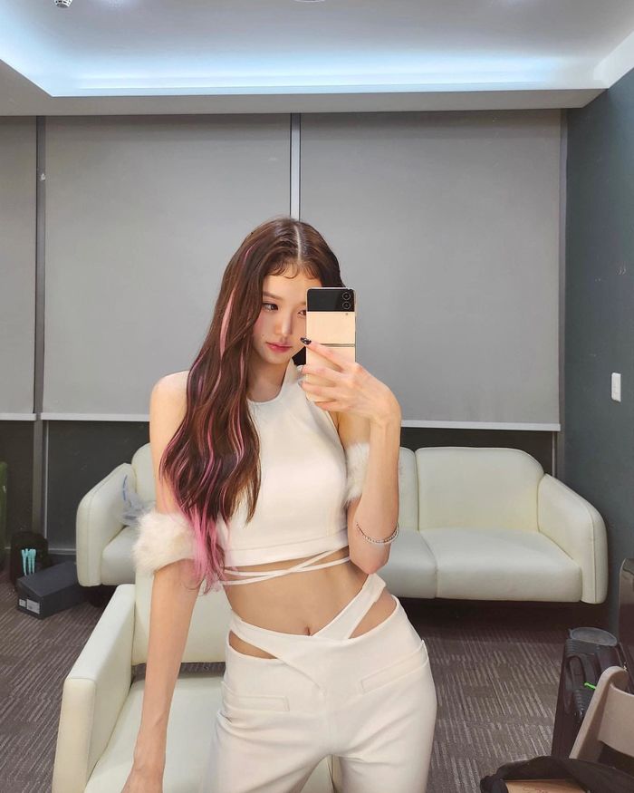 Idol nữ Gen 4 toàn thánh selfie trước gương: Wonyoung xinh hết nấc