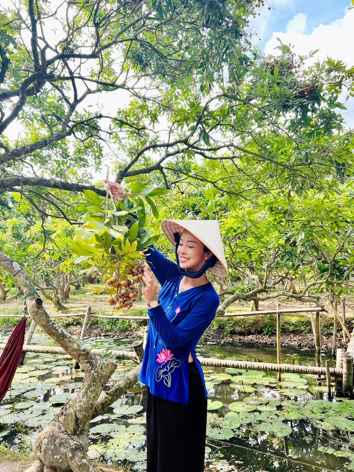 Jennifer Phạm đưa con riêng đi nghỉ hè cùng gia đình mới