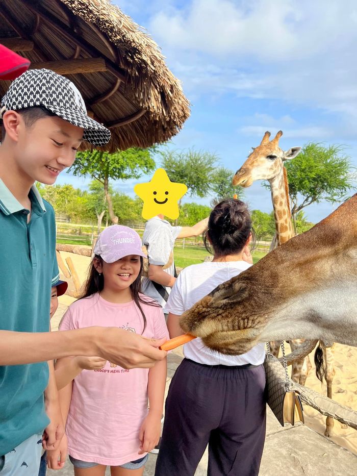 Jennifer Phạm đưa con riêng đi nghỉ hè cùng gia đình mới