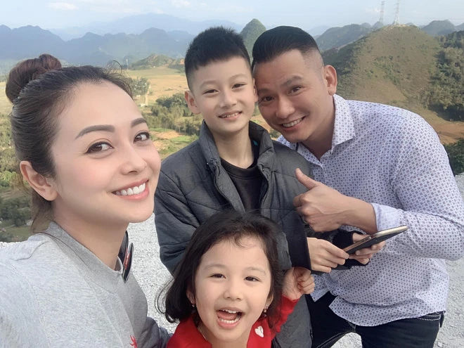 Jennifer Phạm đưa con riêng đi nghỉ hè cùng gia đình mới