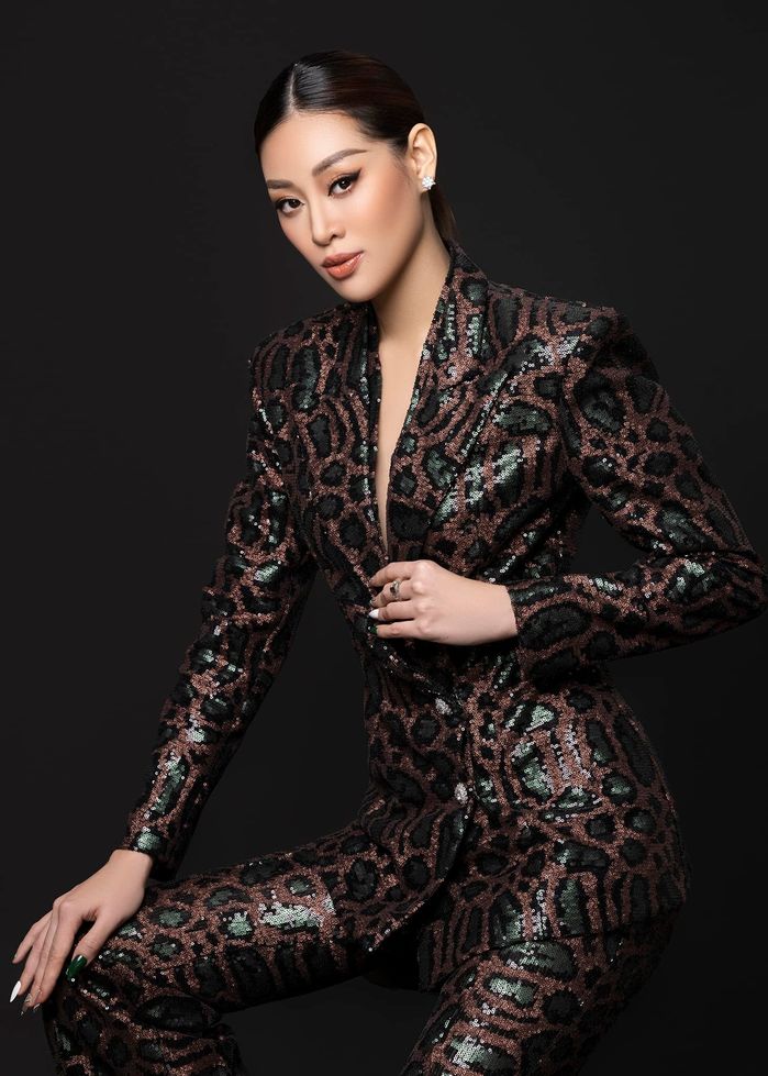 Khánh Vân phất lên sau ra riêng: Hoa hậu đầu tiên ẵm cúp show hot