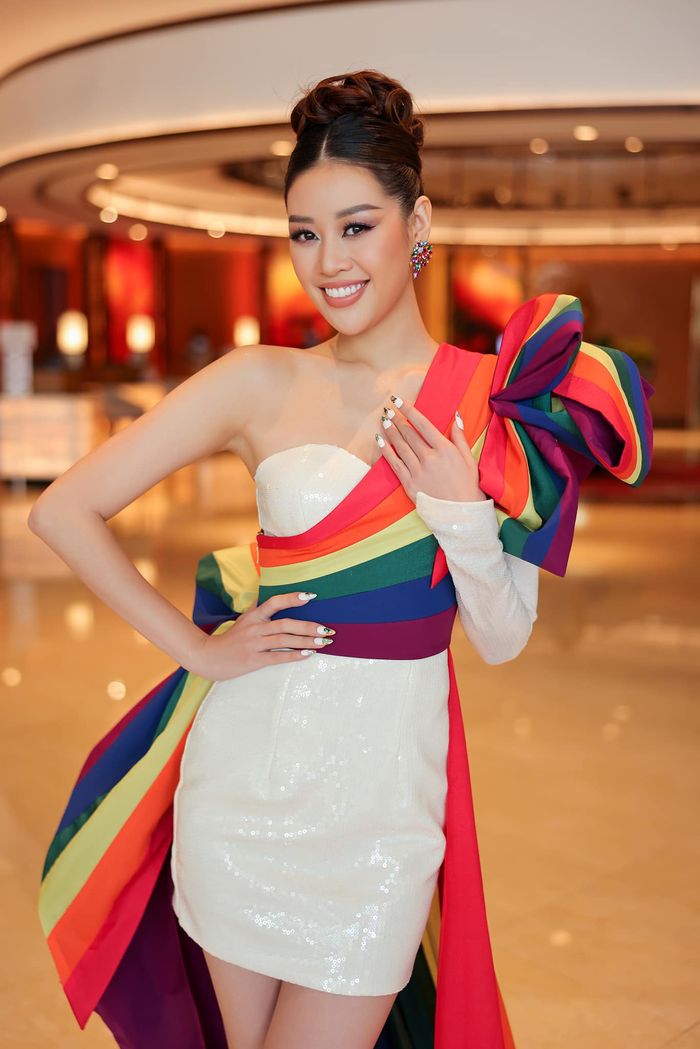 Khánh Vân phất lên sau ra riêng: Hoa hậu đầu tiên ẵm cúp show hot