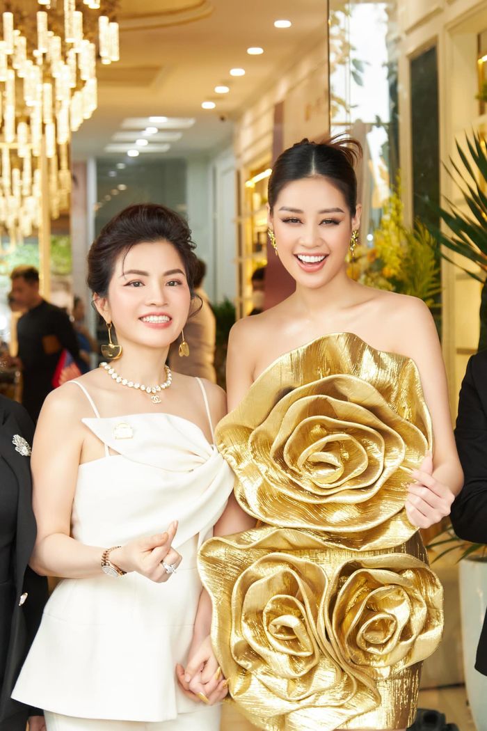Là cựu Hoa hậu, Khánh Vân vẫn đắt show, nhận job ầm ầm