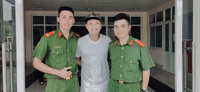 Hình ảnh hài hước của Tuấn Hưng sau khi hết mình biểu diễn tại gia