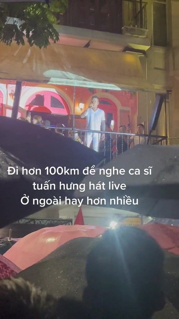Hình ảnh hài hước của Tuấn Hưng sau khi hết mình biểu diễn tại gia